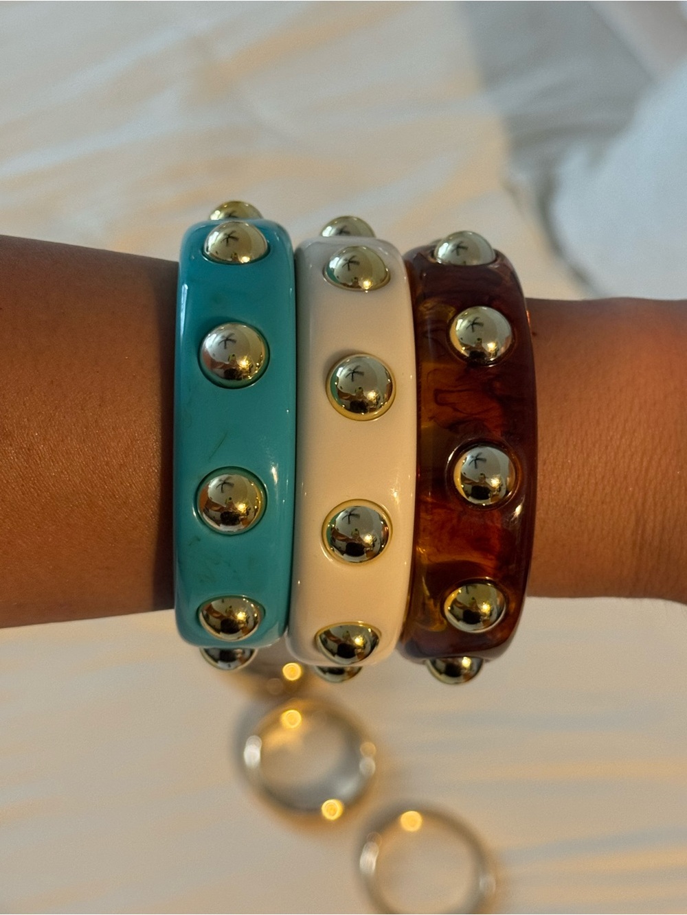 3 Stackable Studded Resin Bangle Bracelet Set - Turquoise, White, Brown NWOT - Picture 3 of 8